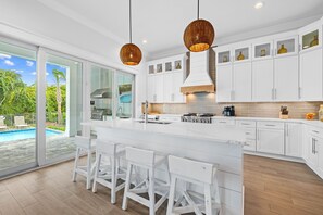 Réfrigérateur, micro-ondes, four, lave-vaisselle