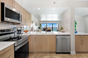 Kjøleskap, mikrobølgeovn, ovn og kokeplater