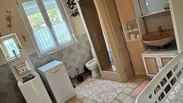 Een douche, een haardroger, handdoeken, toiletpapier