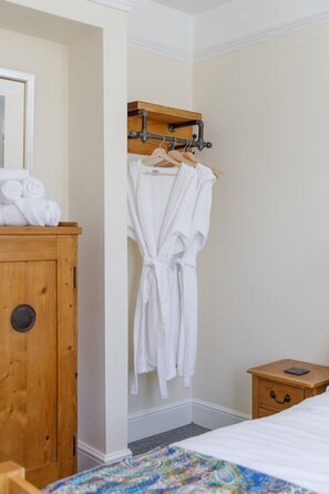 1 bedroom, free WiFi, bed sheets - Pittodrie Guest House - Room 3 (Brighton)