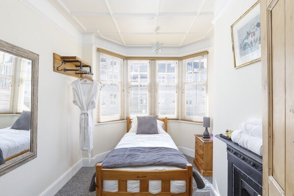 1 bedroom, free WiFi, bed sheets - Pittodrie Guest House - Room 4 (Brighton)