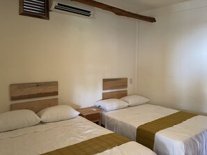 3 dormitorios, tabla de planchar con plancha, ropa de cama