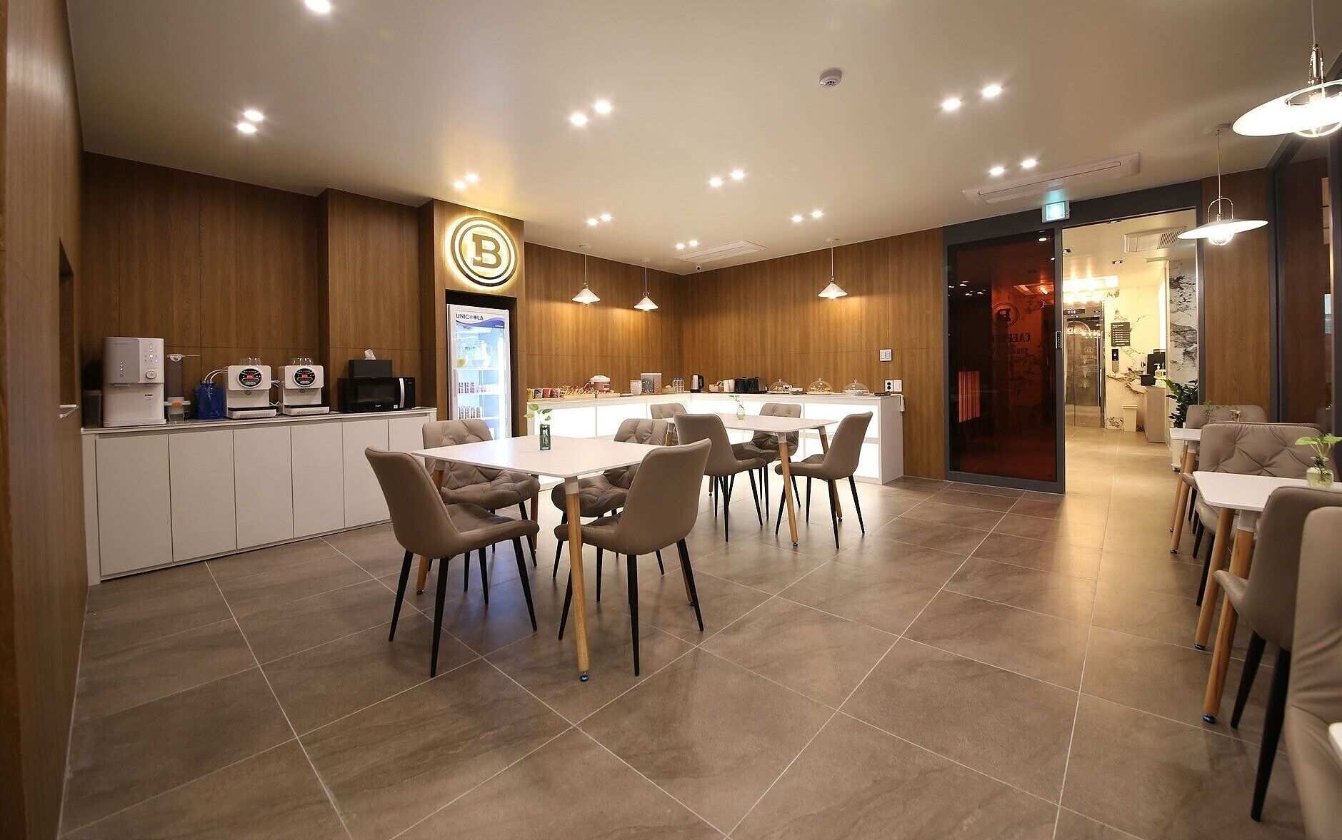 Free daily self-serve breakfast