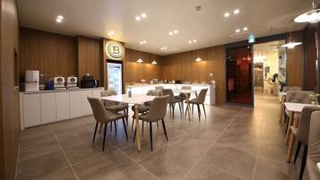 Desayuno autoservicio gratuito y diario