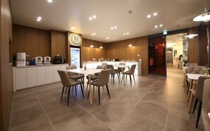 Desayuno de autoservicio incluido todos los días