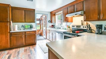 Rumah (3 Bedrooms) | Dapur pribadi | Microwave, oven, kompor, dan mesin pencuci piring