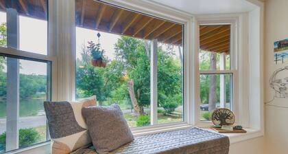 Peaceful Riverfront Retreat w/ Yoga & Art Studio!