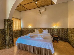 Desk, laptop workspace, free WiFi, bed sheets - Le Casablanca Hotel (Phnom Penh)
