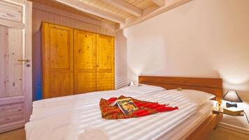 6 bedrooms, travel crib, free WiFi