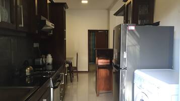 Kylskåp, grytor/köksredskap och matbord