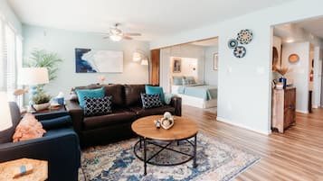 Smart-tv, eldstad och böcker