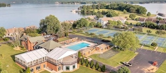 Cozy Lakefront Condo with Kayaks at Bernard's Landing on Smith Mountain Lake