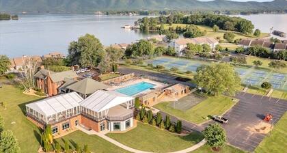 Cozy Lakefront Condo with Kayaks at Bernard's Landing on Smith Mountain Lake
