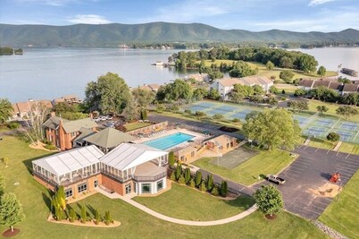 Cozy Lakefront Condo with Kayaks at Bernard's Landing on Smith Mountain Lake