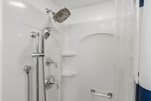 Douche, séchoir à cheveux, serviettes fournies, savon