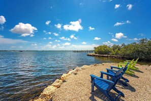 Sun loungers, beach towels - Waterfront Captain House with Boat Basin & Ramp! (Summerland Key)