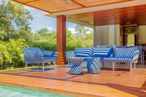 Outdoor dining - PF16 Casa Alto Padrão 5 Suites - Praia Bella, with exclusive access to the beach! (Mata de São João)