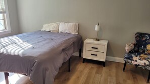 2 bedrooms, WiFi - Historic Newport...steps to downtown/wharfs dining, shopping, attractions (Newport)
