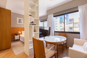 Apartamento conforto | Área de estar | TV de tela plana 32 polegadas com canais digitais, serviços de streaming