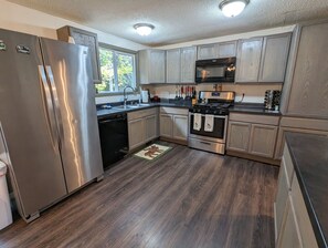 ثلاجة، ميكروويف، فرن، موقد طهي مسطح