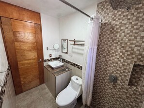 Standard-Bungalow | Badezimmer | Dusche, Handtücher