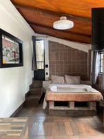 Espacio para trabajar con laptop, wifi gratis y ropa de cama 