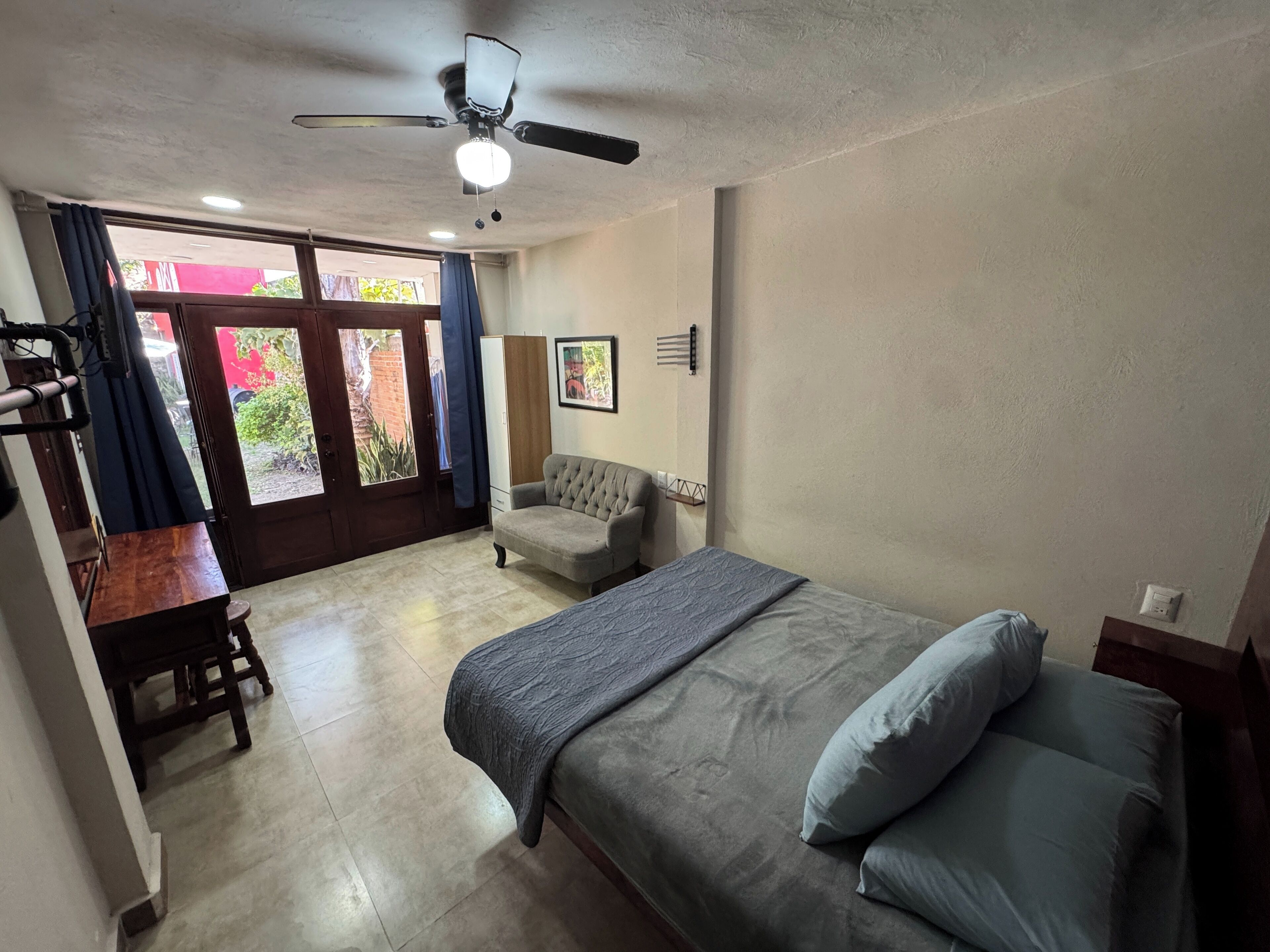 Espacio para trabajar con laptop, wifi gratis y ropa de cama 
