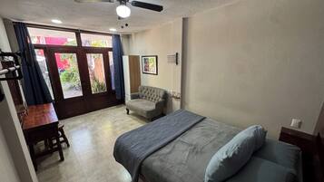 Espacio para trabajar con laptop, wifi gratis y ropa de cama