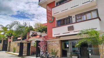 Vista frontal de la propiedad