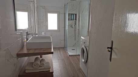 Bathtub, hair dryer, bidet, towels. Casa Vania - Two Bedroom Apartment, Sleeps 3