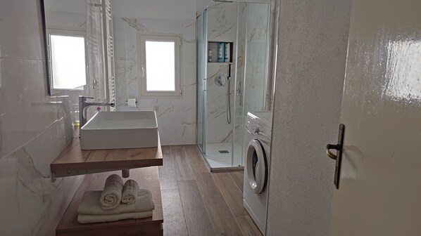 Baignoire, séchoir à cheveux, bidet, serviettes fournies