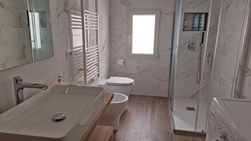 Badkar, hårtork, bidé och handdukar