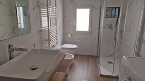 Badewanne, Haartrockner, Bidet, Handtücher