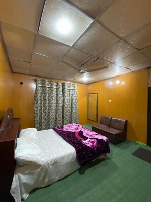 تجهيز�ات عازلة للصوت ومكواة/لوح كي وواي فاي مجانًا