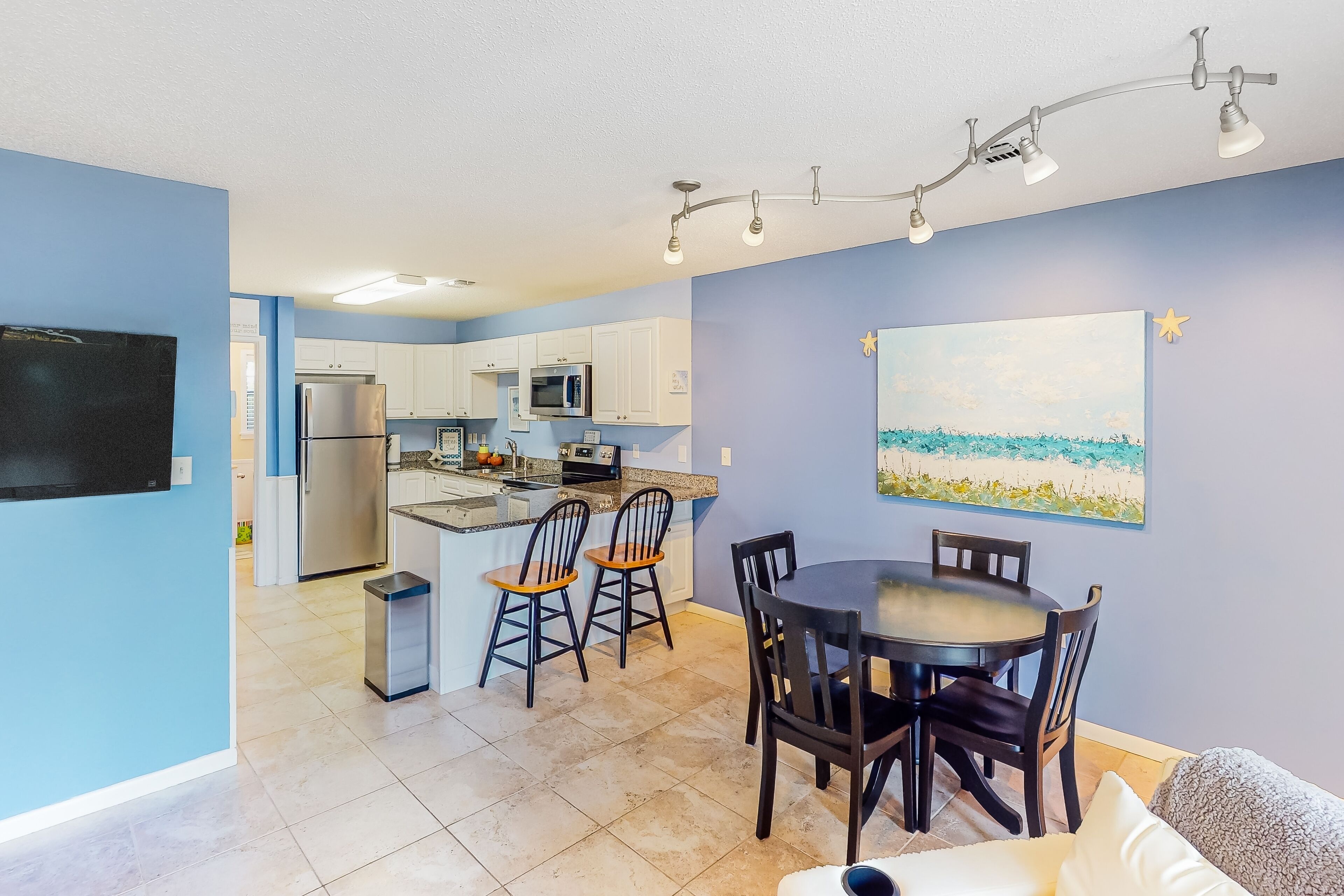Pleasant condo with pool, tennis court, grilling area, & AC - dog-friendly
