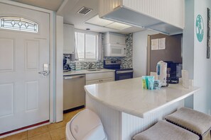 Fridge, microwave, oven, stovetop - Lovely resort condo with a pool, hot tub, and tennis court - snowbird-friendly (Destin)