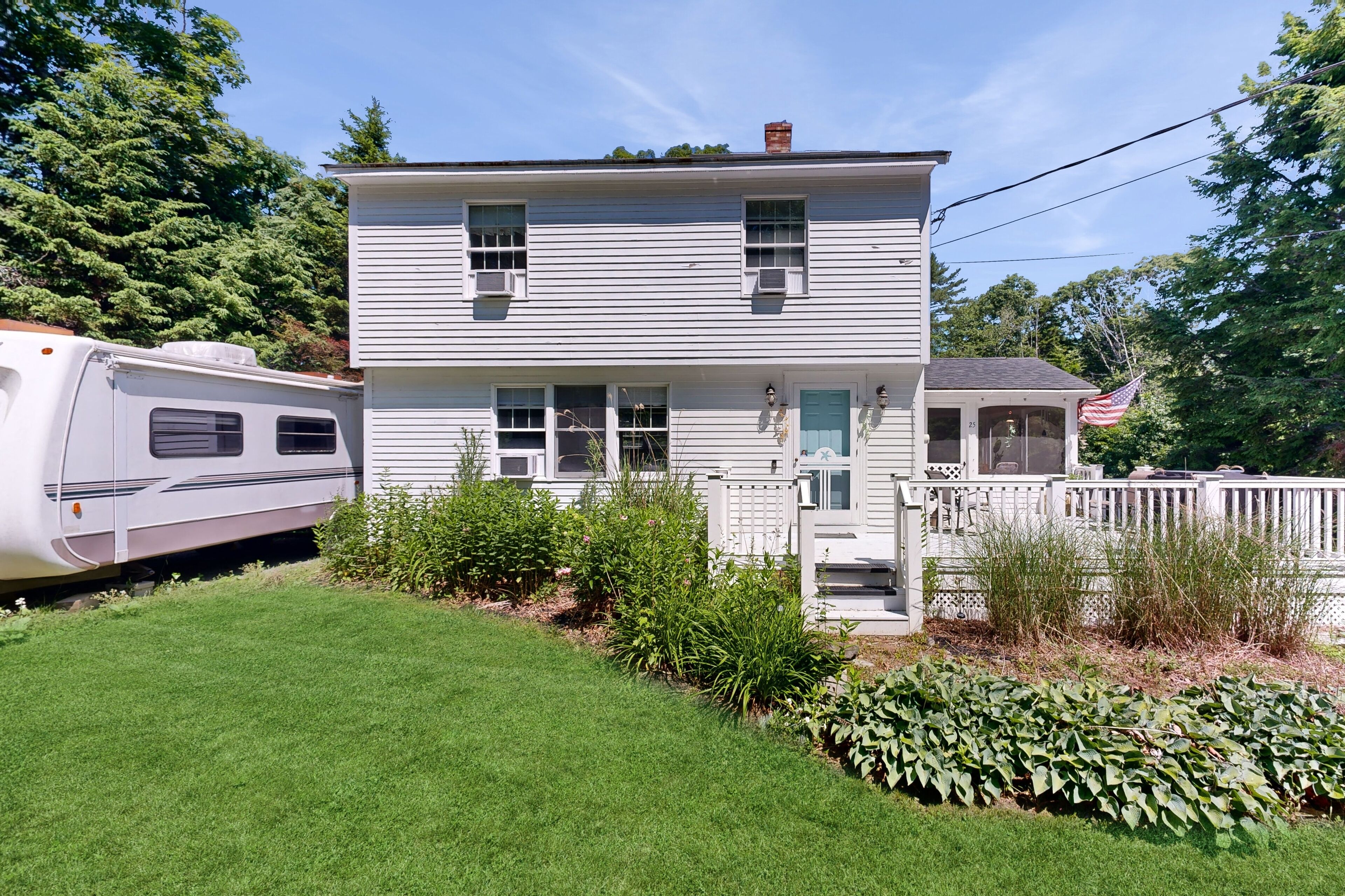 Dog-friendly 2-story home near downtown with large deck, fast WiFi, washer/dryer