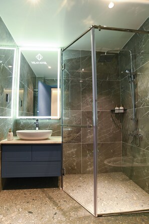 Dusj, dusjhode med hydromassaje, designertoalettartikler og hårføner