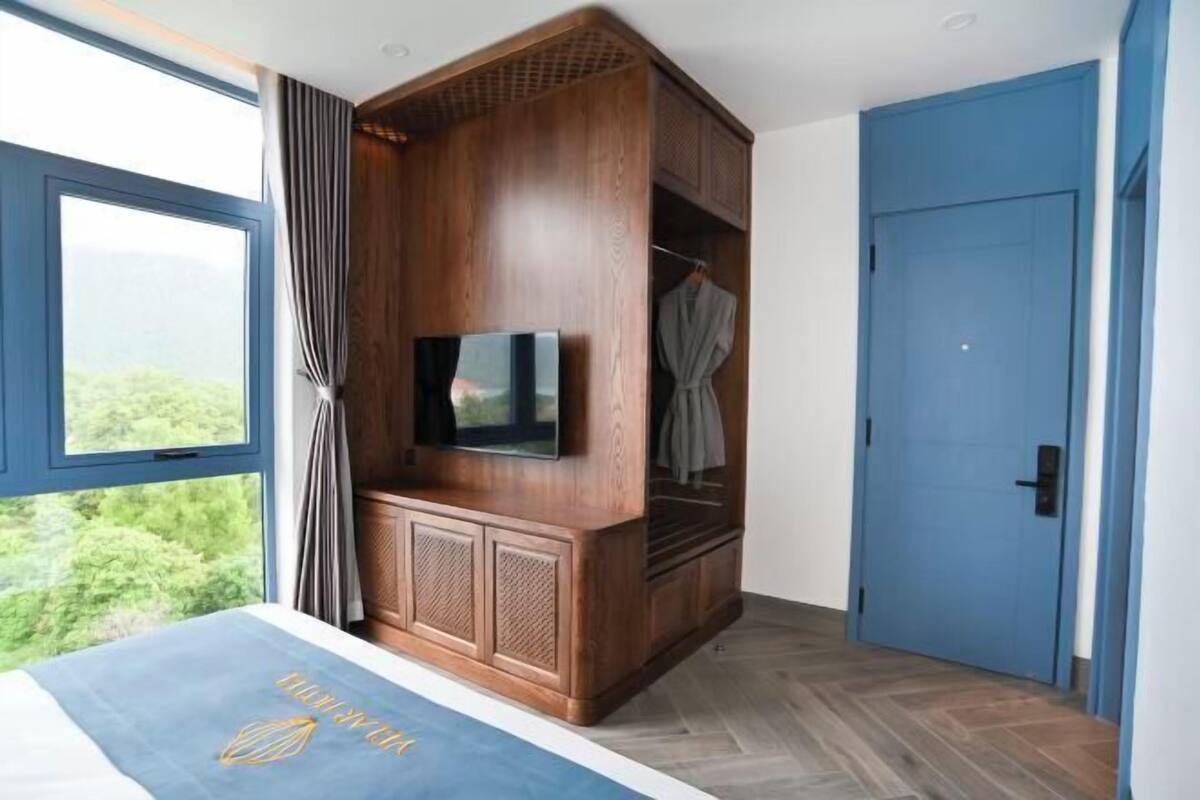 Premium bedding, pillowtop beds, minibar, in-room safe
