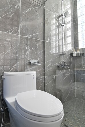 Regadera, regadera con hidromasaje, amenidades de baño de diseñador