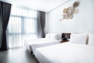 Ropa de cama de alta calidad, colchones con pillow-top y minibar 