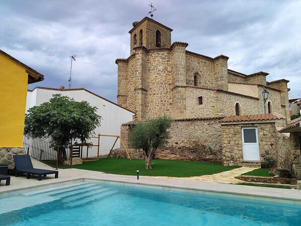 Outdoor pool - La Casita de Ra. Casa Ideal Para Familias o Amigos (Castillo de Bayuela)