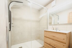 Dusche, Haartrockner, Handtücher, Seife