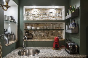 Jääkaappi, mikroaaltouuni, liesi, astianpesukone