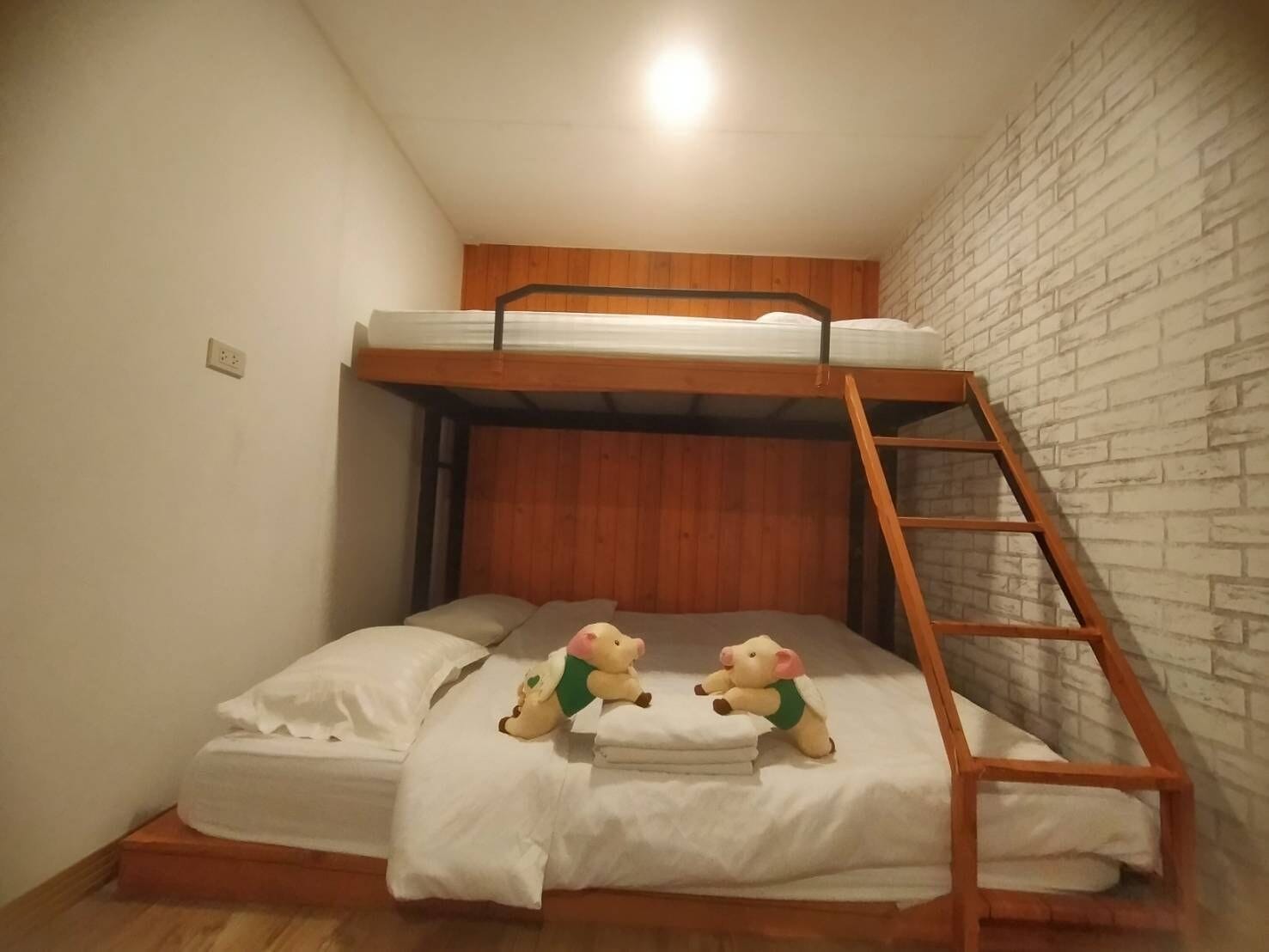 Exklusivt rum | Individuell inredning, arbetsyta för laptop och ljudisolering