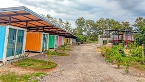 Una hilera de casas móviles coloridas con un sendero de grava que las atraviesa.