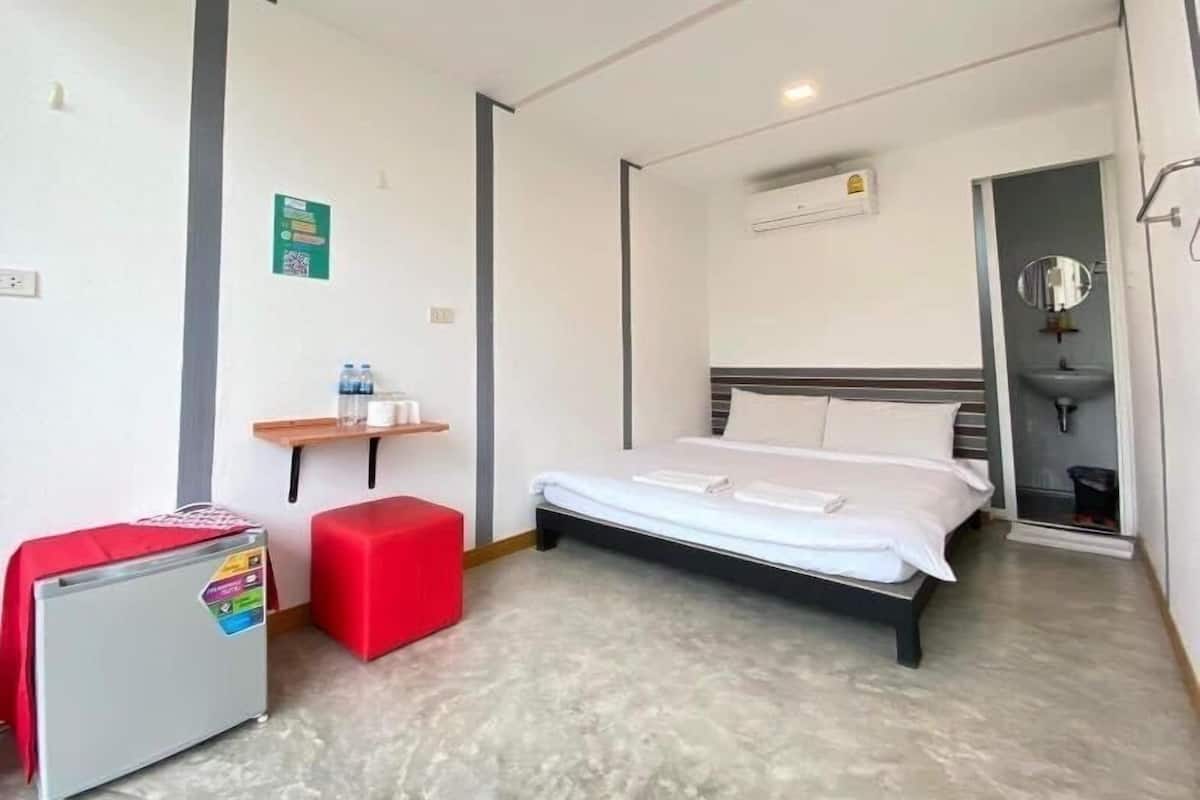 Standard Room | 1 bedroom, individually decorated, laptop workspace, soundproofing