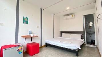 Rom – standard | Individuelt dekorert, skrivebord for bærbar PC og lydisolert