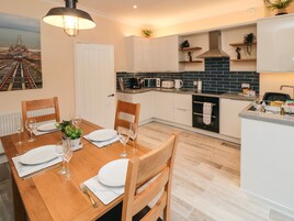 Lava-louças, chaleira elétrica, talheres/pratos/utensílios de cozinha