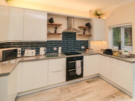 Diskmaskin, vattenkokare och grytor/köksredskap